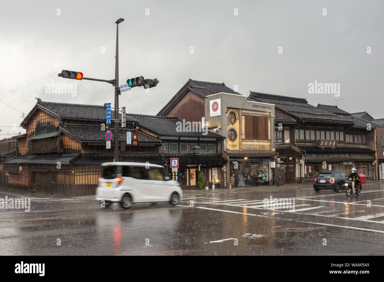 Attraversamento pedonale in Higashiyama, Kanazawa, Giappone, in un giorno di pioggia Foto Stock