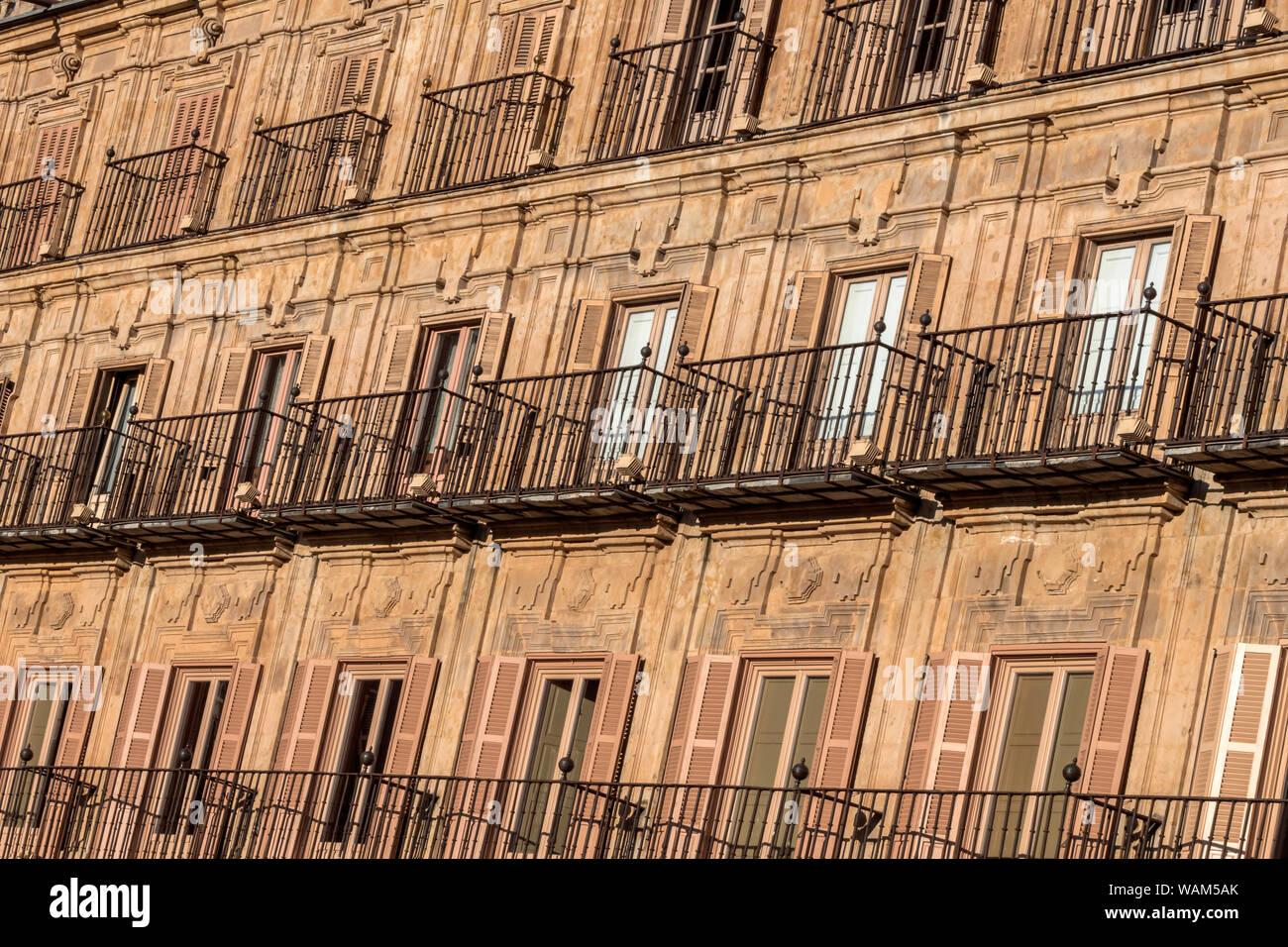 Salamanca España: Agosto 18, 2019: Dettaglio balconi della plaza mayor, costruito tra il 1729 al 1756, in stile barocco, progettato dall'architetto Alberto C Foto Stock