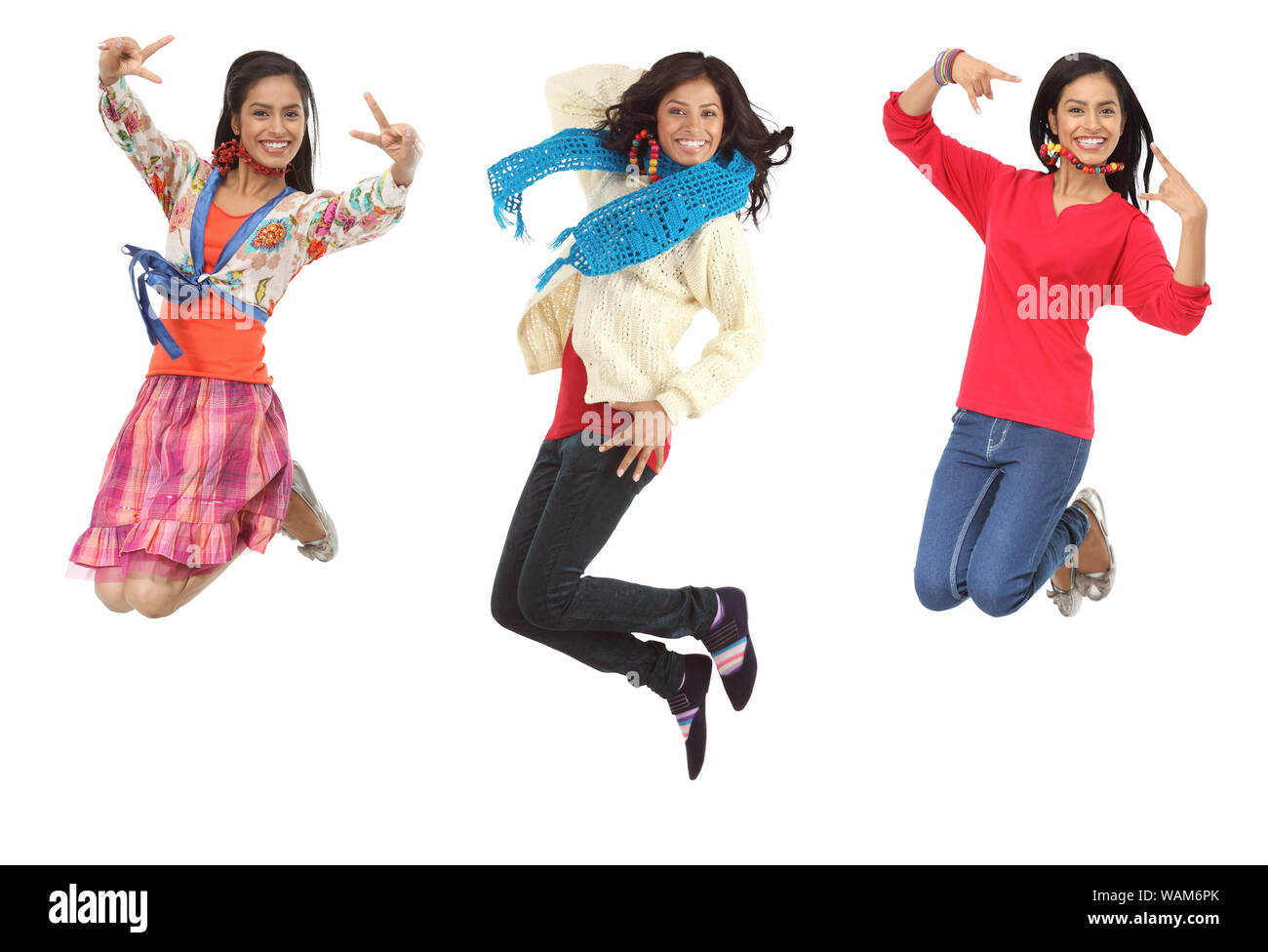 Immagini multiple di una giovane donna che salta in aria e sorride Foto Stock