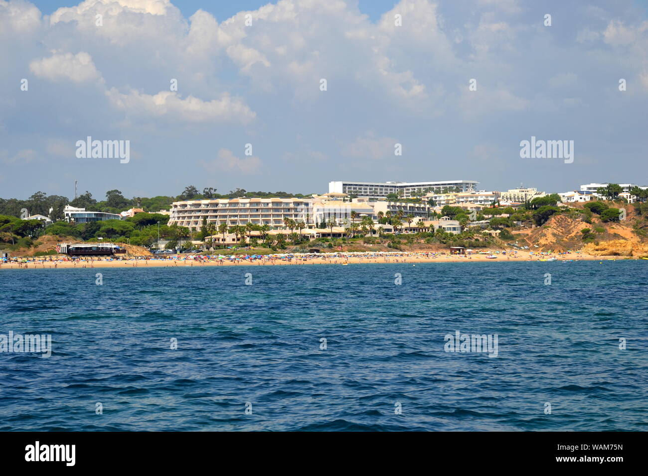 La spiaggia di Santa Eulália, Albufeira Algarve estate Foto Stock