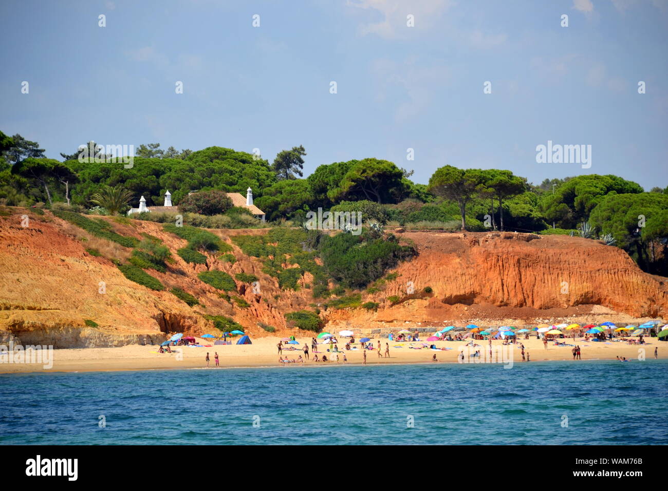 La spiaggia di Santa Eulália, Albufeira Algarve estate Foto Stock