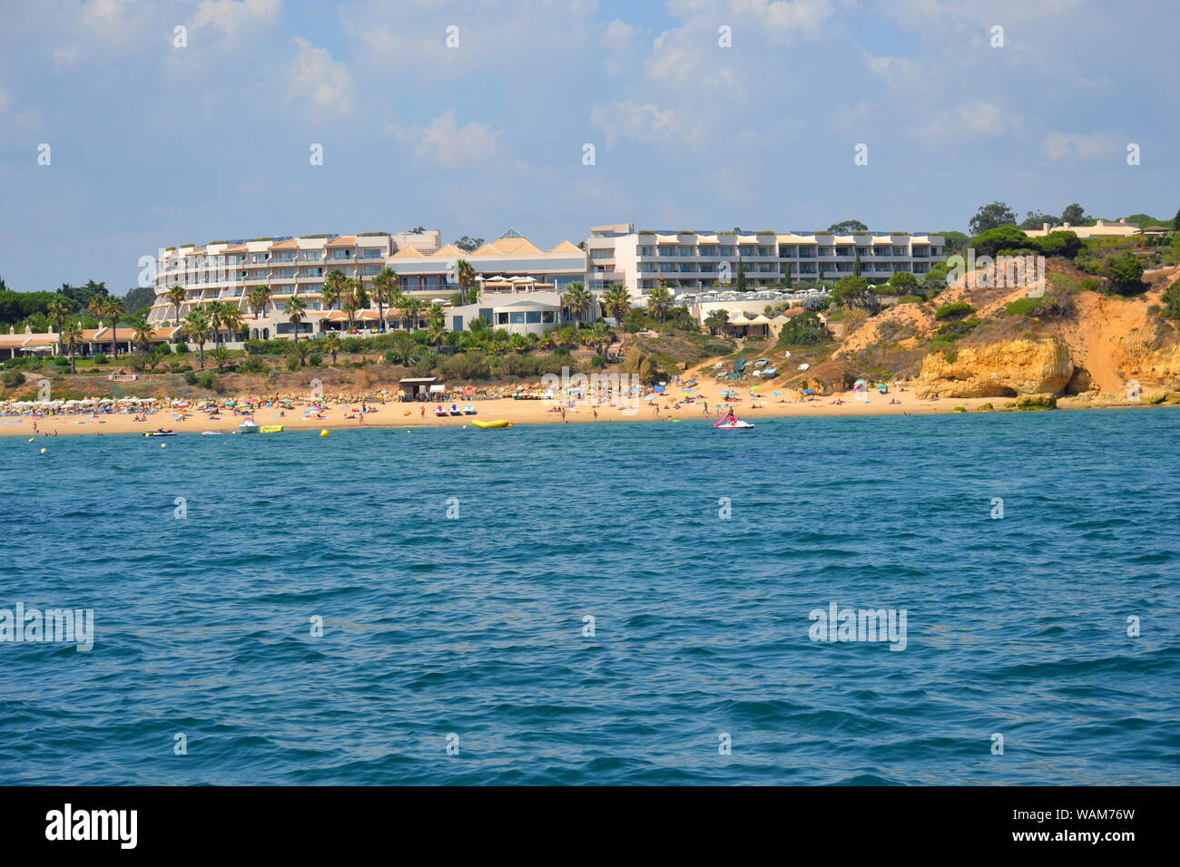 La spiaggia di Santa Eulália, Albufeira Algarve estate Foto Stock