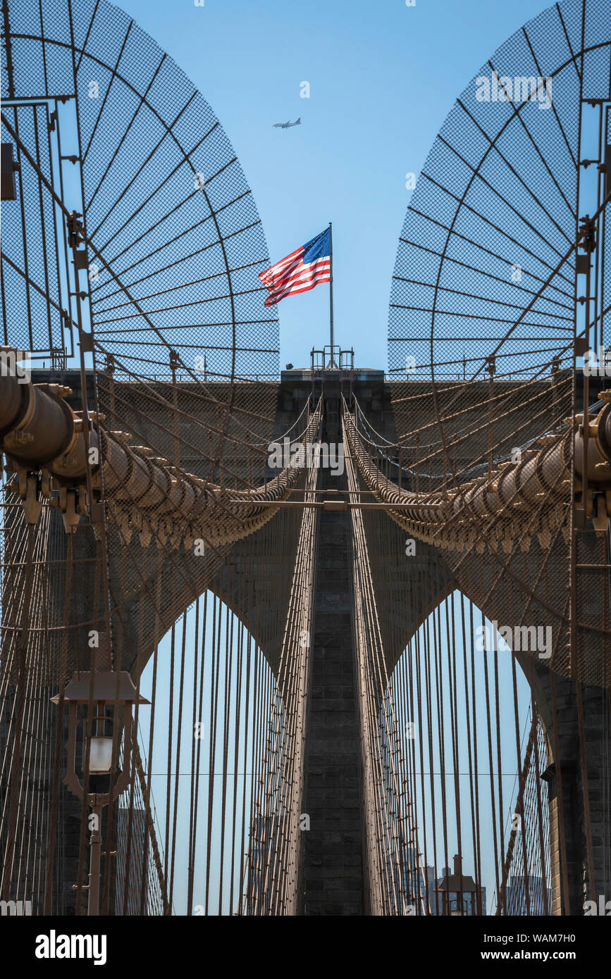 Ponte di Brooklyn, vista di anti-climbing ostacoli e cavi di sospensione che conduce alla cima della torre est del ponte di Brooklyn, New York City, Stati Uniti d'America Foto Stock