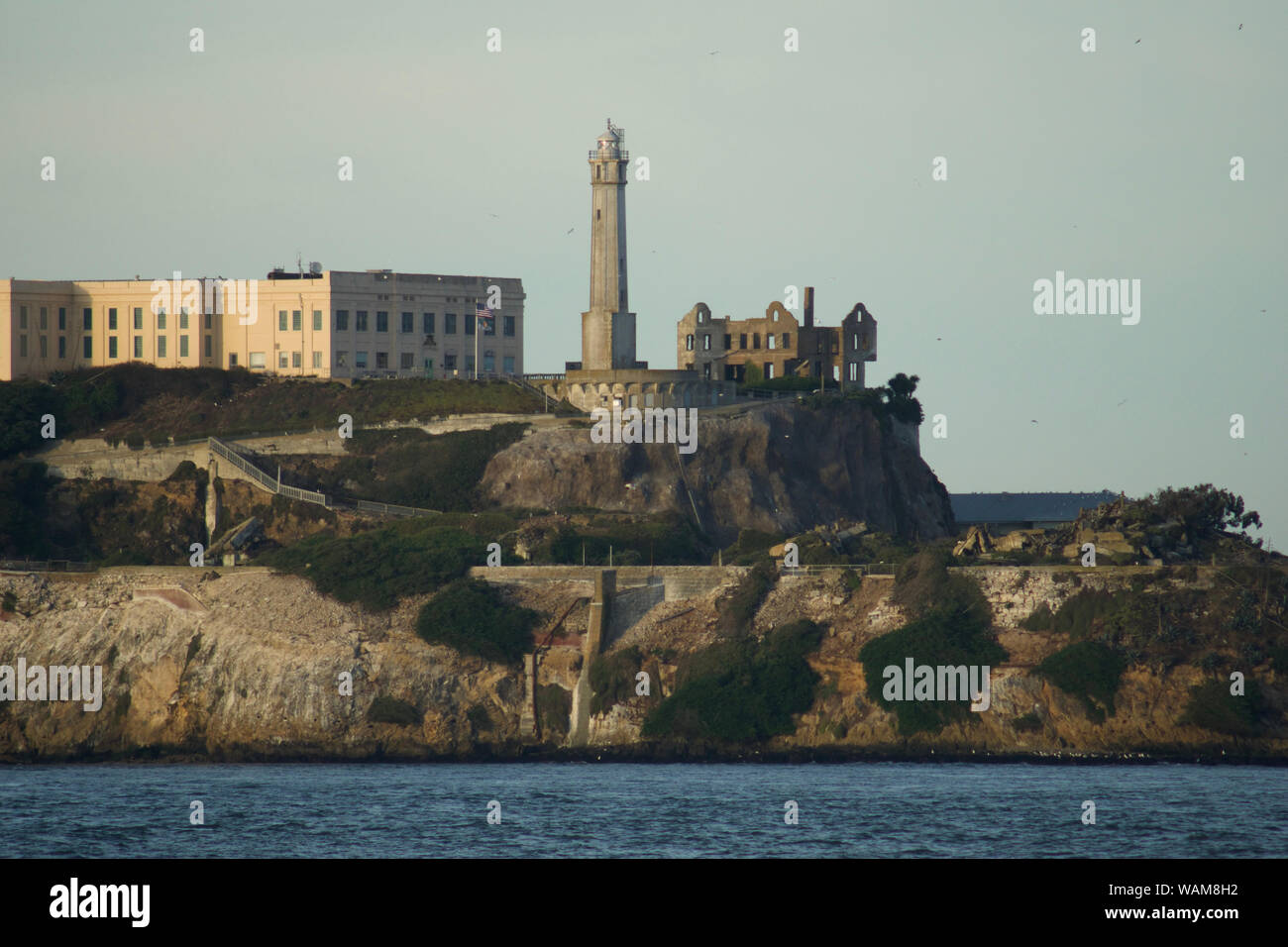 SAN FRANCISCO, CALIFORNIA, STATI UNITI - Novembre 25th, 2018: Isola di Alcatraz con il famoso edificio della prigione durante la giornata di sole Foto Stock