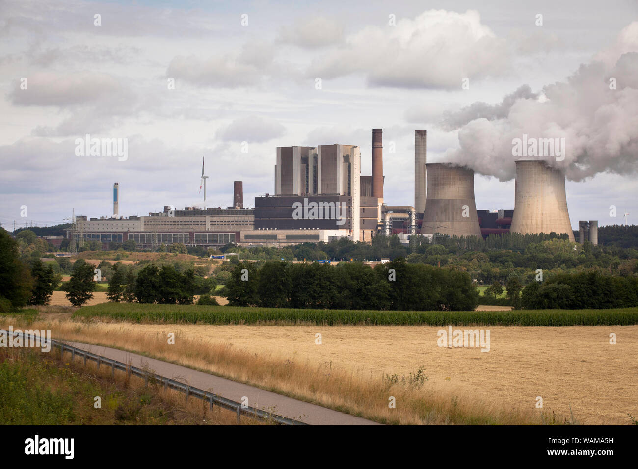 Alimentato a lignite power plant Weisweiler in Eschweiler-Weisweiler, Renania settentrionale-Vestfalia, Germania. das Braunkohlekraftwerk Weisweiler di Eschweiler- Foto Stock