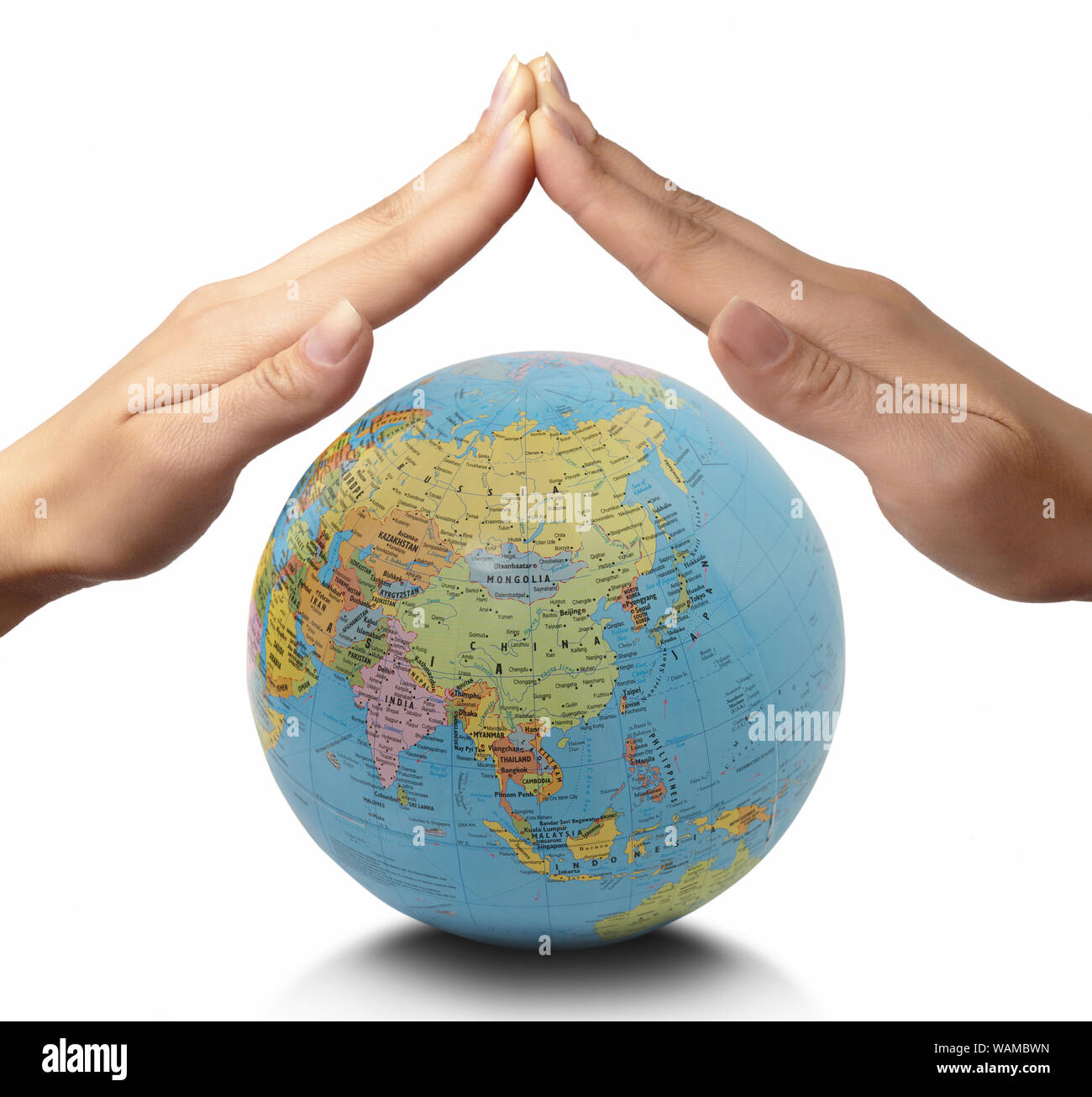 La mano della persona salva la terra Foto Stock