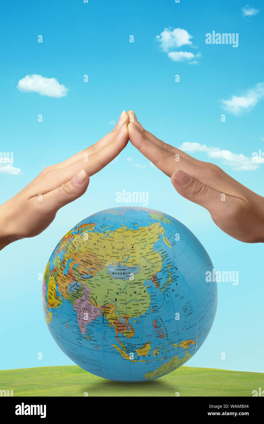 La mano della persona salva la terra Foto Stock