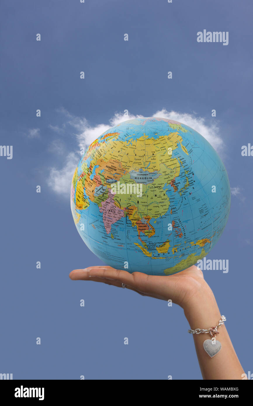 La mano della persona salva la terra Foto Stock