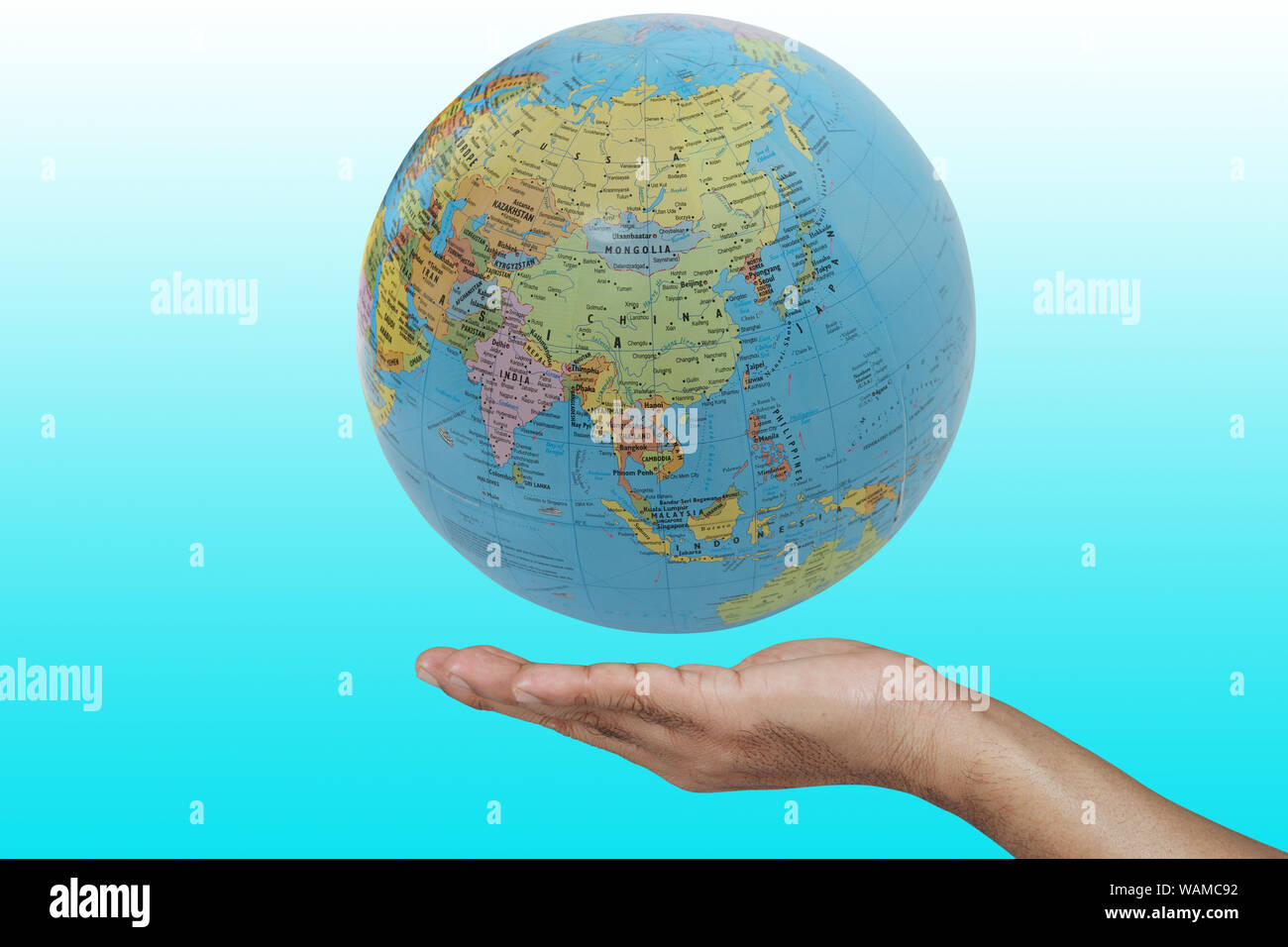 La mano della persona salva la terra Foto Stock