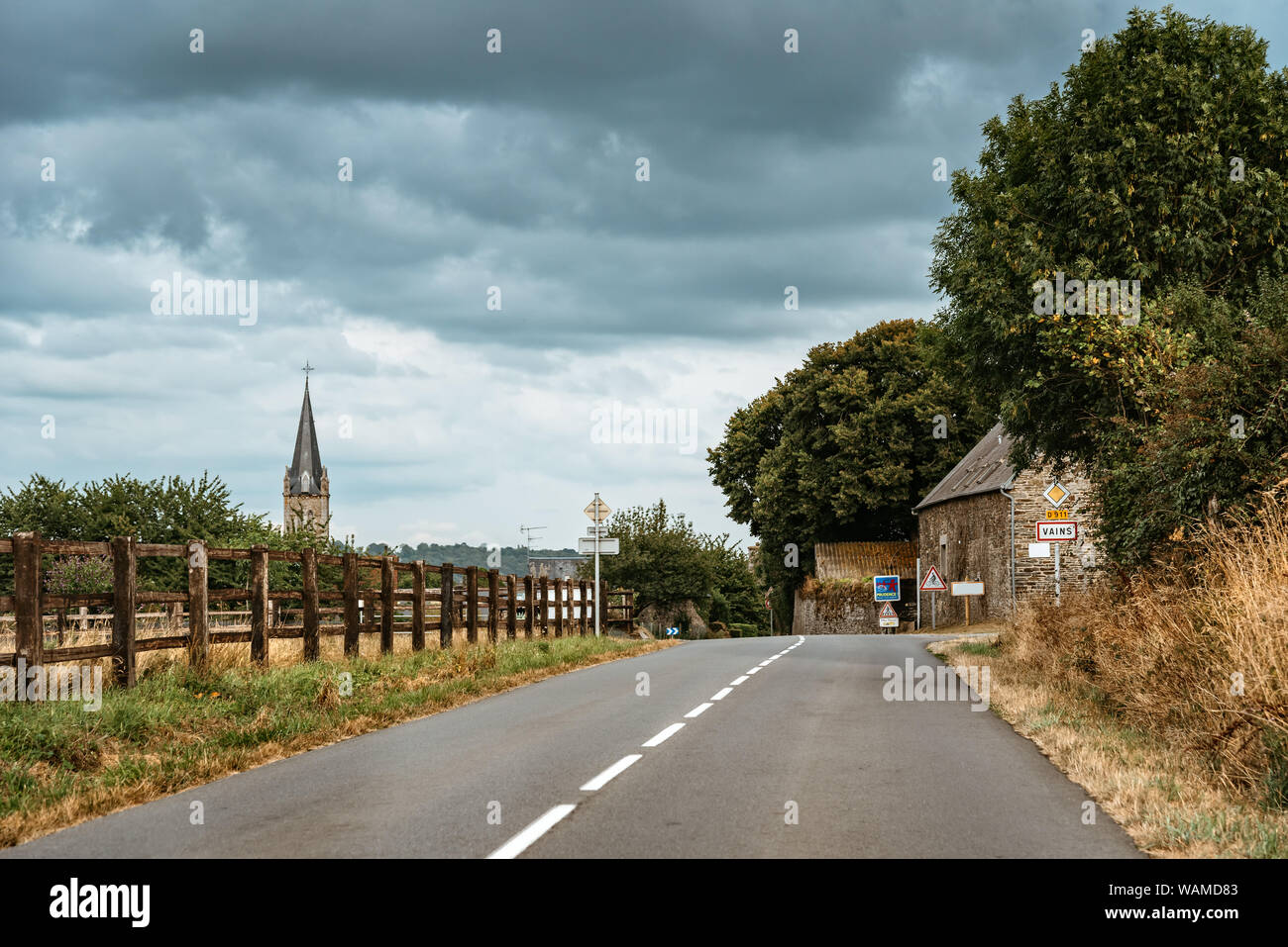 Ingresso al villaggio di Vains attraverso una bella strada di campagna in Normandia Foto Stock