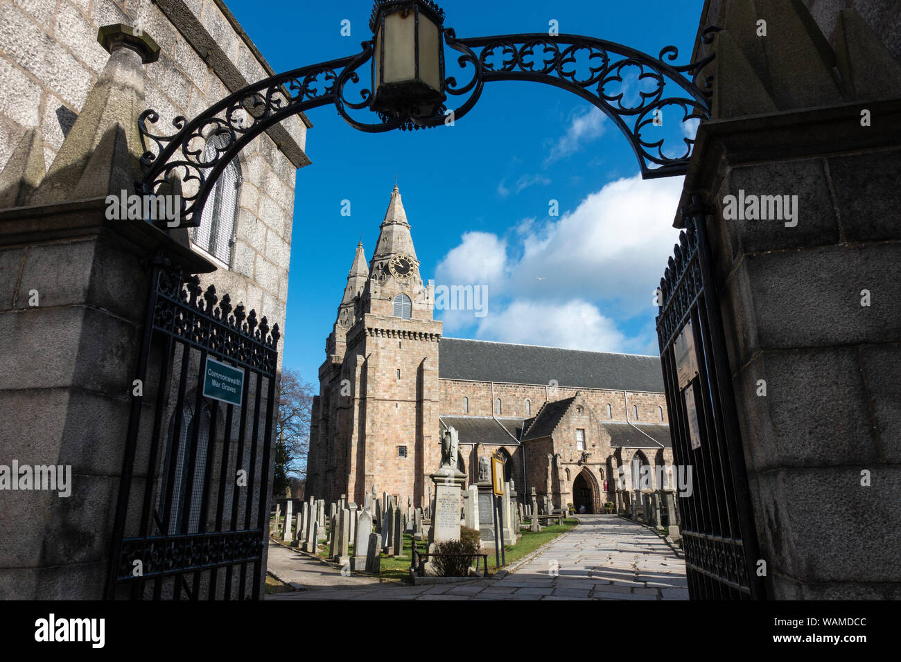 Vista attraverso cancelli di ingresso di San Machar Cattedrale vecchia Aberdeen, Aberdeen Scotland, Regno Unito Foto Stock