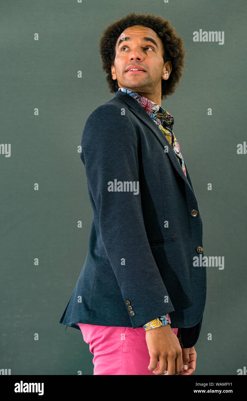 Edimburgo, Scozia, Regno Unito, 21 agosto 2019. Edinburgh International Book Festival. Nella foto: Giuseppe Coelho, premiato poeta, tiene una sessione per i bambini presso il book festival oggi, incoraggiandoli ad affrontare i grandi problemi come la perdita e altre emozioni Foto Stock