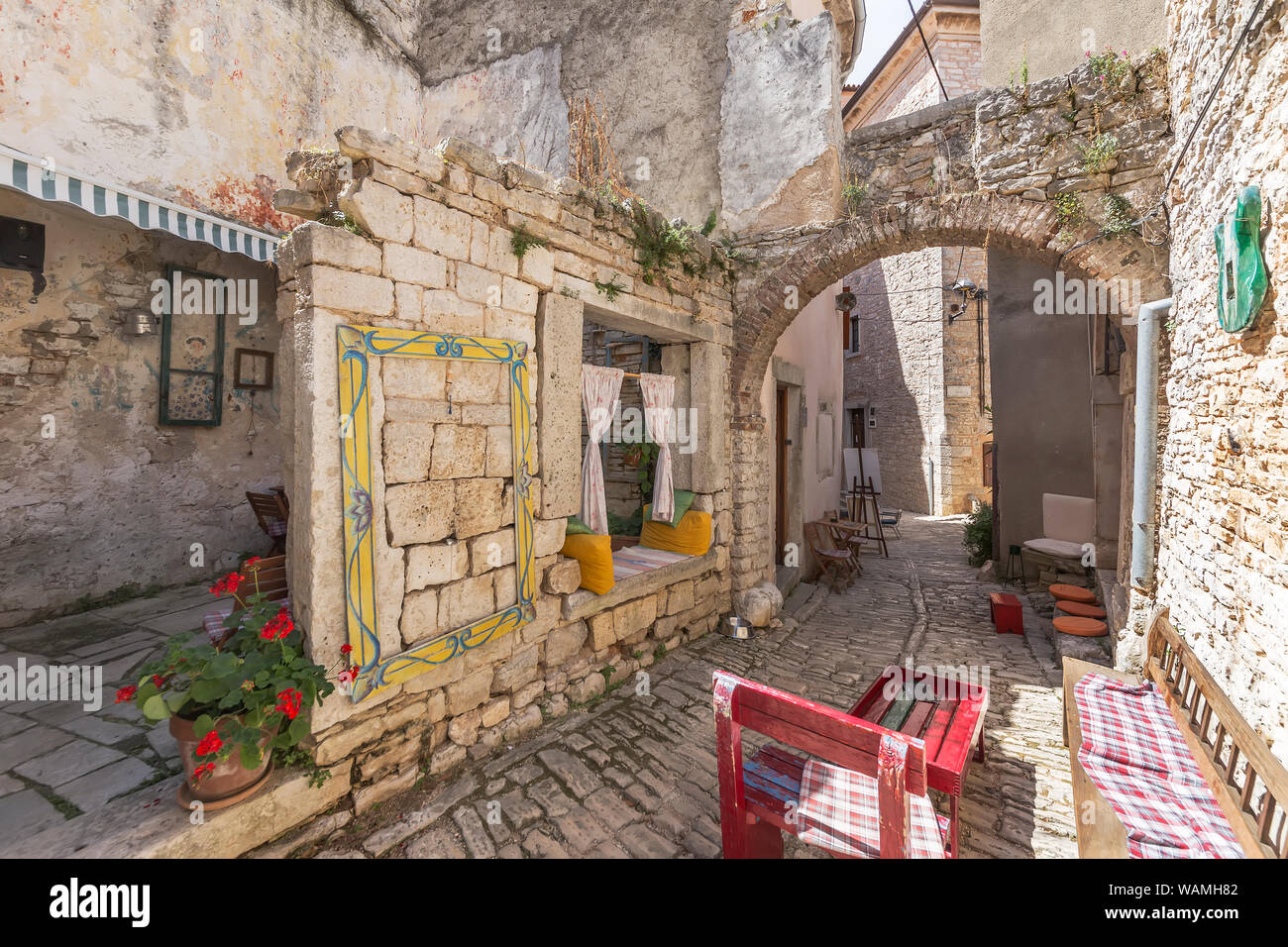 Vecchia pietra stretta strada di Balla, Istria, Croazia Foto Stock