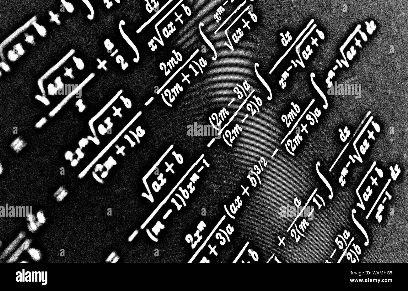 Gran numero di formule matematiche su uno sfondo nero HDR Foto Stock