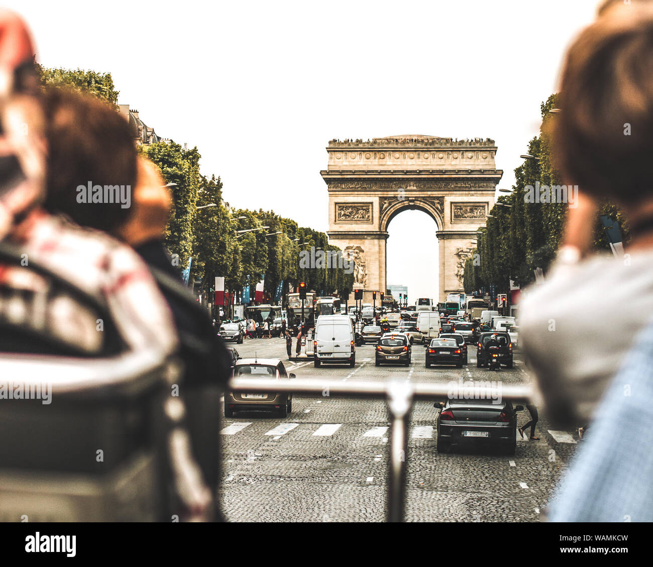 Ottima vista dalla city tour bus guida attraverso gli Champs Elysee Avenue in una bella giornata di sole verso l'Arco di Trionfo. Foto d'epoca Foto Stock