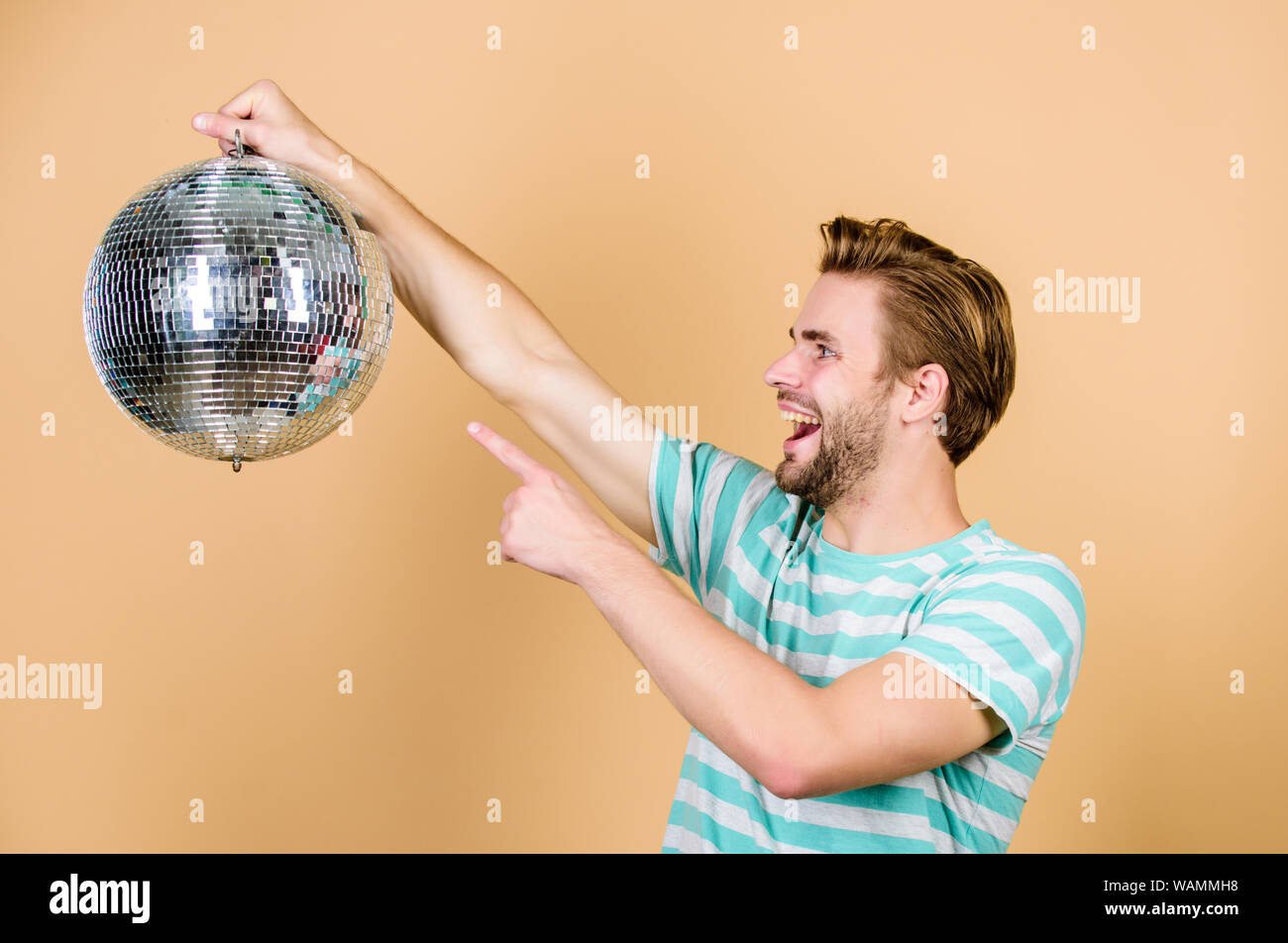 Parte del divertimento. l'uomo con la palla da discoteca. happy party-goer. tempo di festa. Festa di compleanno. il Natale o il nuovo anno di vacanza. l uomo Ballare in discoteca. avendo divertimento. consente a festeggiare. prom party. event manager. Foto Stock