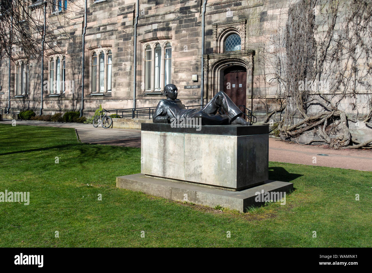 La gioventù con la divisione Apple scultura di Kenny Hunter fuori re il collage, Università di Aberdeen, Old Aberdeen, Aberdeen Scotland, Regno Unito Foto Stock