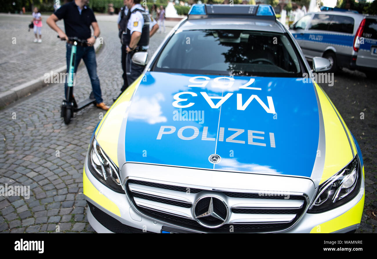 Stuttgart, Germania. 21 Ago, 2019. Durante un controllo di polizia, un'e-scooter driver è avvertito dalla polizia perché egli ha guidato su un percorso pedonale. Credito: Fabian Sommer/dpa/Alamy Live News Foto Stock