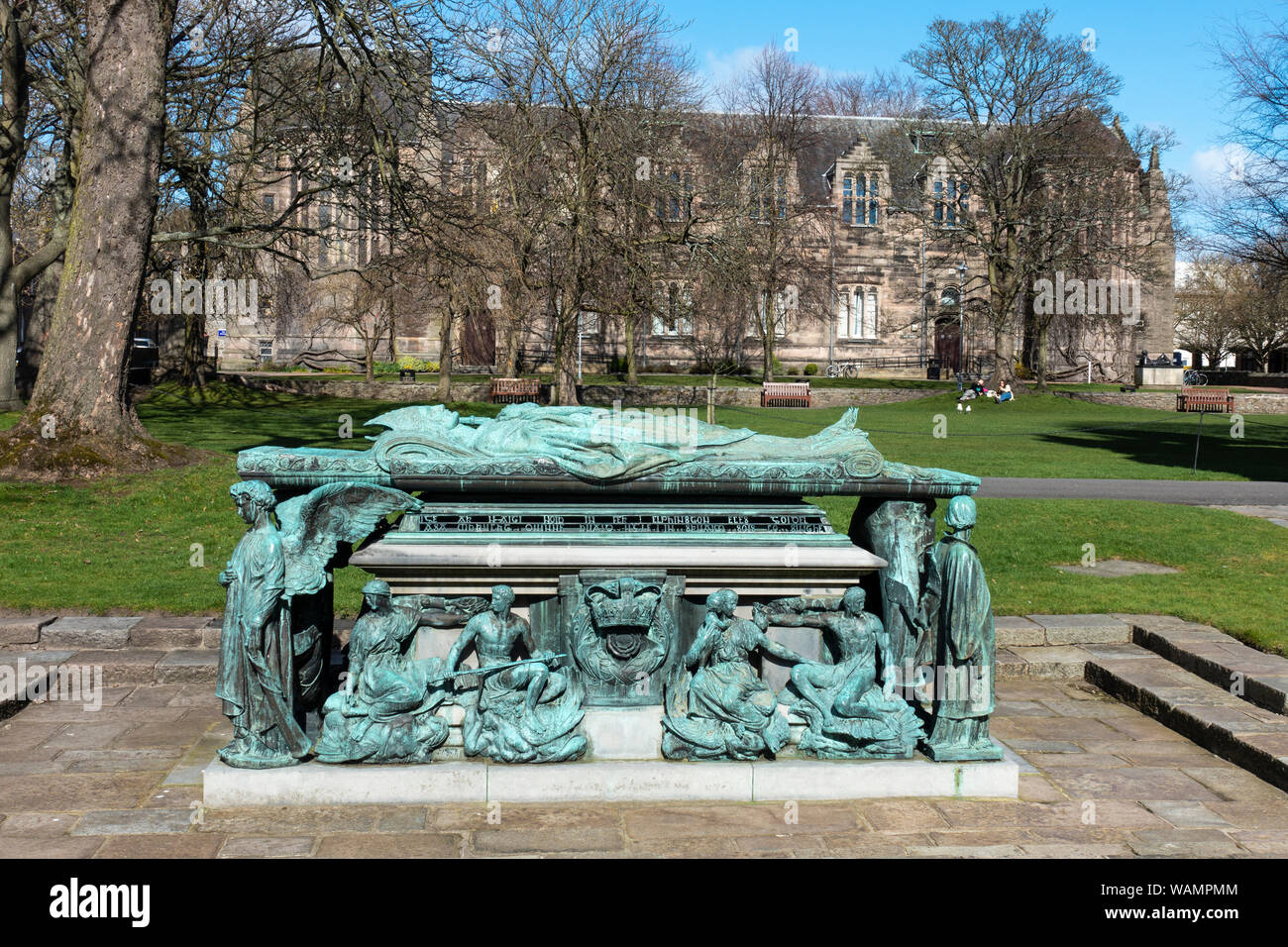 Elphinstone monumento con King's College in background, Università di Aberdeen, Old Aberdeen, Aberdeen Scotland, Regno Unito Foto Stock