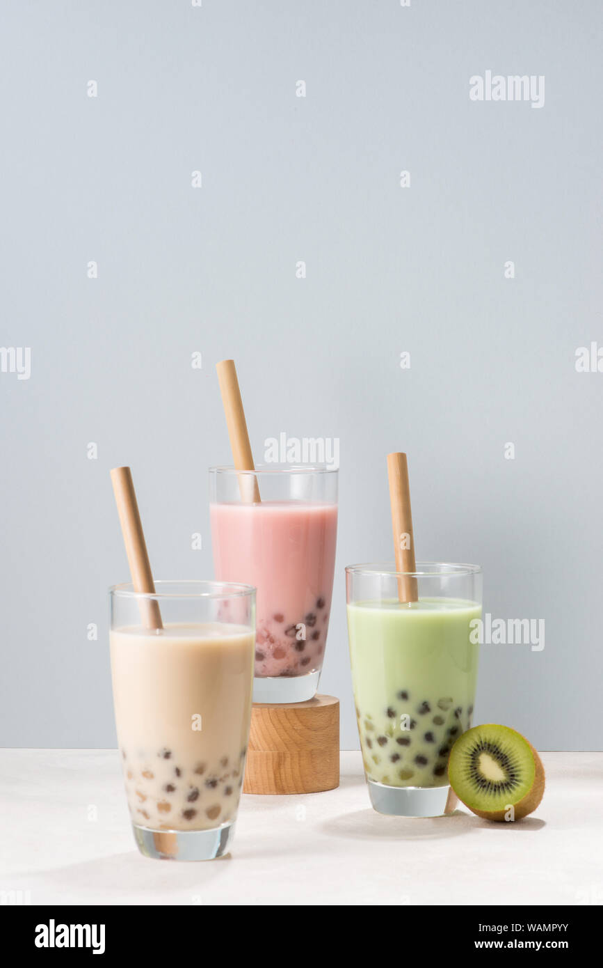 Vari tè bolla occhiali con drink cannucce isolati su sfondo bianco. Foto Stock