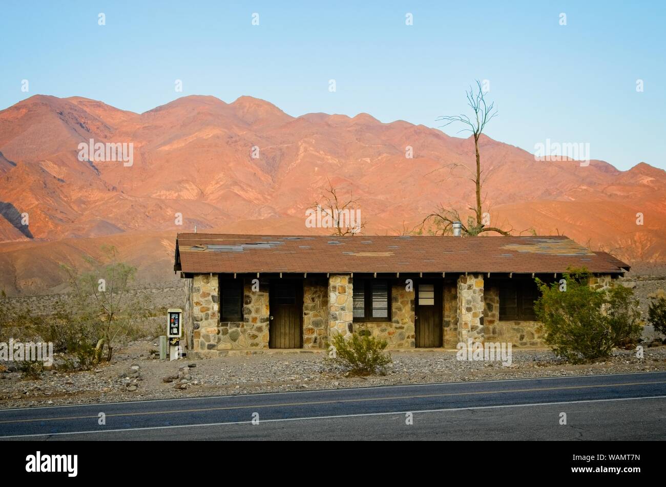 Casa a emigrante campeggio lungo CA-190 nel Parco Nazionale della Valle della Morte. È nella regione di confine del Nevada/California Foto Stock