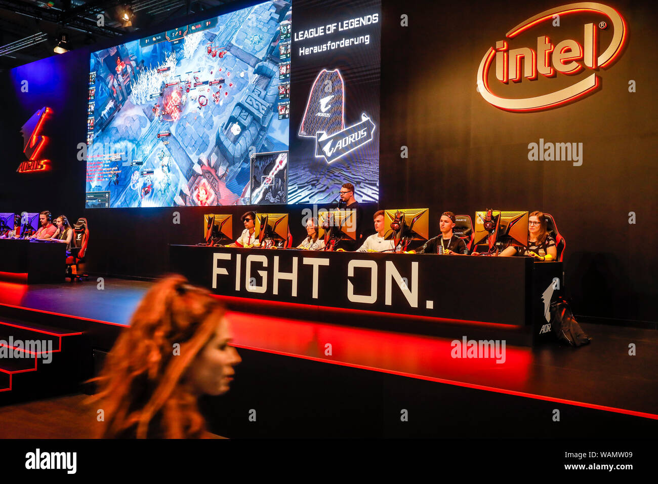 Colonia, nella Renania settentrionale-Vestfalia, Germania - Gamescom, giovani i visitatori della fiera il gioco multiplayer online computer game League di leggende a Il Gioco Foto Stock