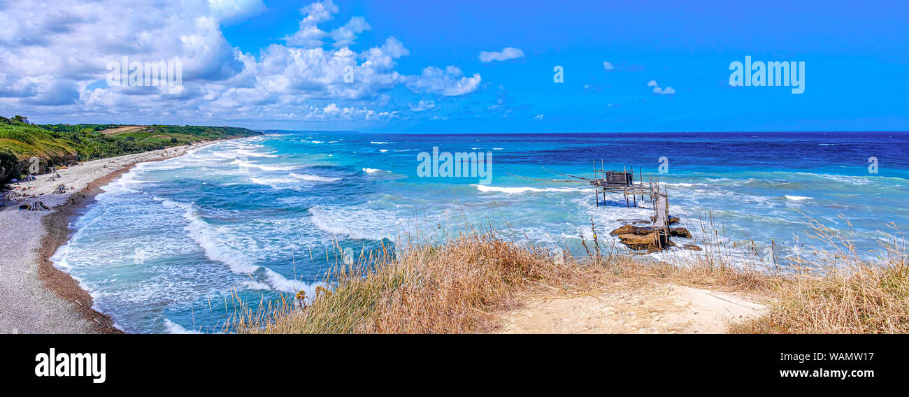 Abruzzo panoramica sulla spiaggia di Punta Aderci riserva naturale in Vasto - Abruzzo - Italia denominata Costa Trabocchi Foto Stock