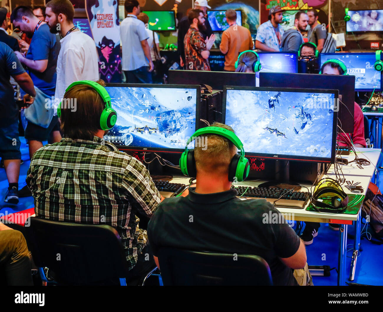 Colonia, nella Renania settentrionale-Vestfalia, Germania - Gamescom, giovani visitatori fair play il gioco per computer everspace da pesce giochi al gamescom fiera. Koel Foto Stock