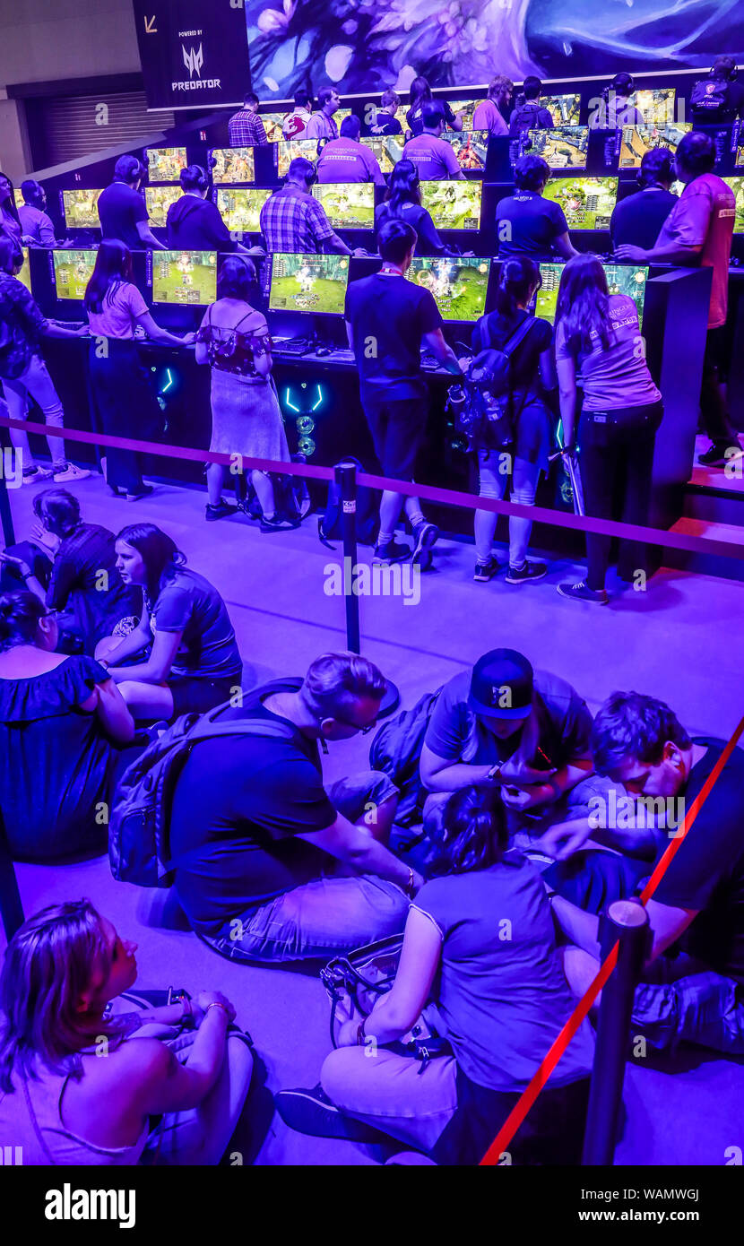 Colonia, nella Renania settentrionale-Vestfalia, Germania - Gamescom, giovani i visitatori della fiera giocare il gioco per computer Final Fantasy XIV al gamescom fiera. K Foto Stock