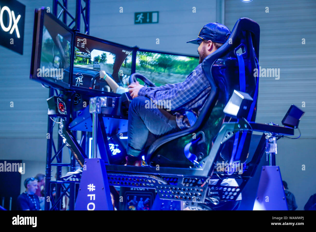 Colonia, nella Renania settentrionale-Vestfalia, Germania - Gamescom, i visitatori della fiera giocare il gioco per computer simulatore di guida da Ford RaptorMania al Gamesco Foto Stock