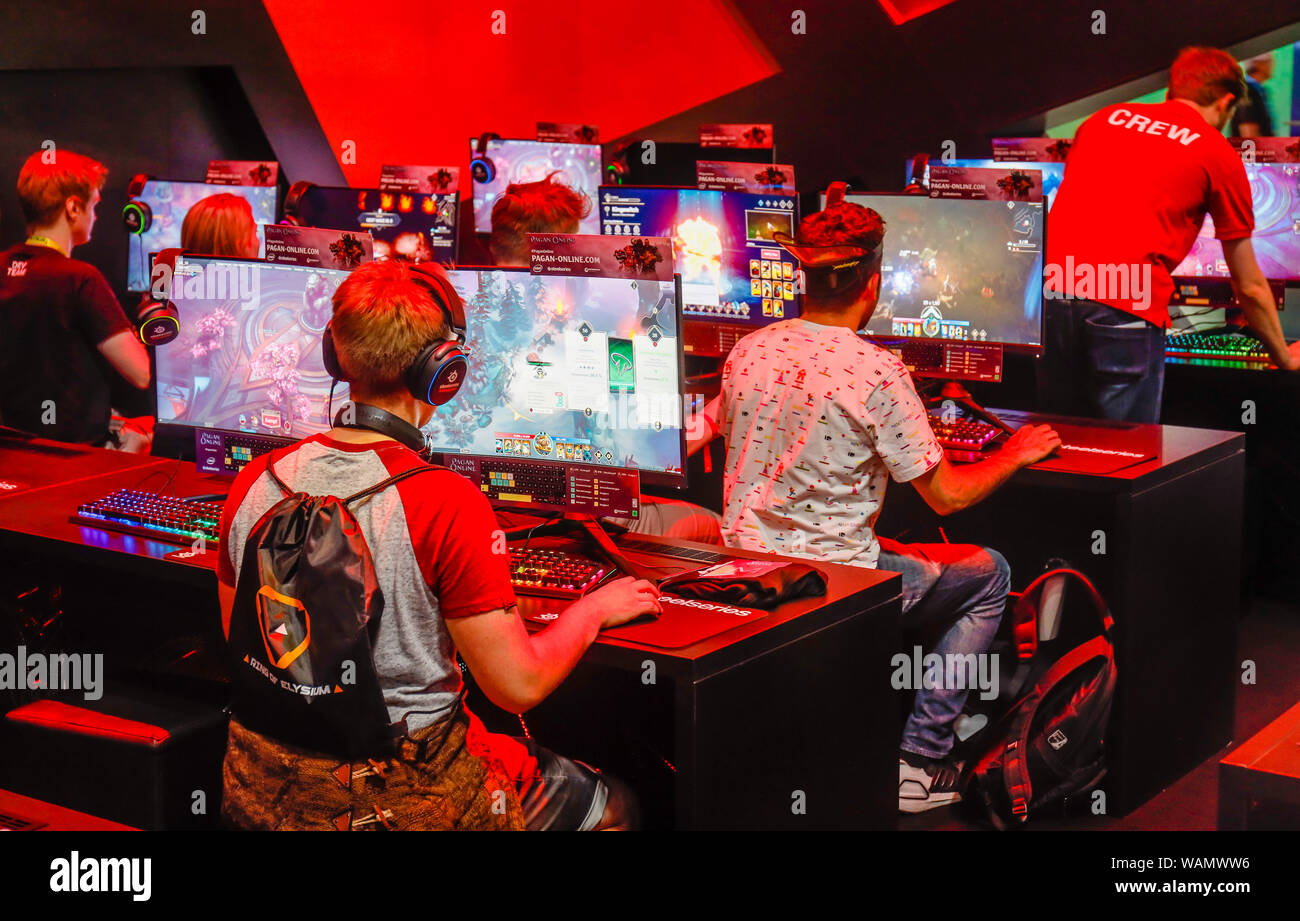 Colonia, nella Renania settentrionale-Vestfalia, Germania - Gamescom, giovani visitatori fair play il gioco per computer pagano-online da Mad Giochi di testa alla fiera gamescom. Foto Stock
