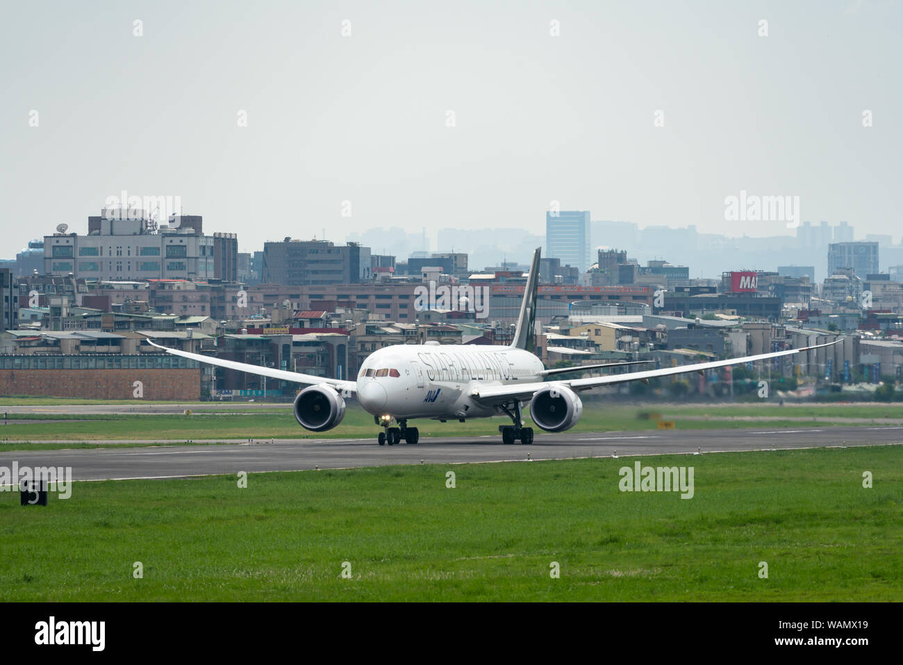 TAIPEI, Taiwan - 19 Maggio 2019: ANA Boeing Dreamliner 787-9 Star Alliance vernice speciale di decollare dal Taipei Songshan Aeroporto di Taipei, Taiwan. Foto Stock