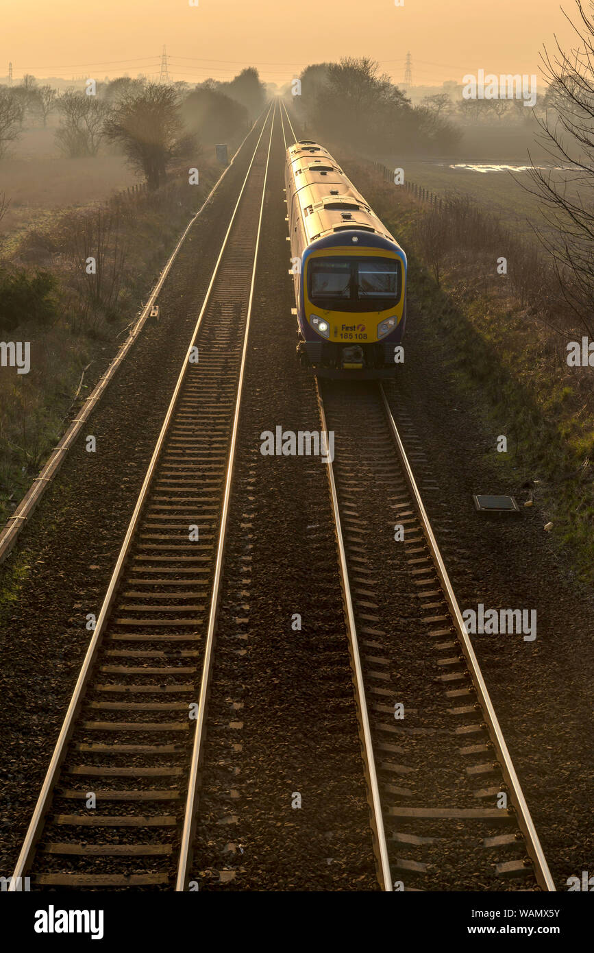 La prima classe di rampa 185 diesel multiple unit treno DMU en route da Liverpool a Scarborough in una nebbiosa sera. Foto Stock