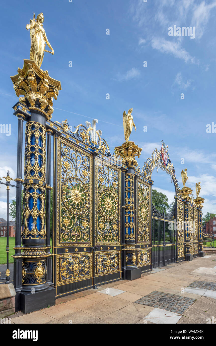 Il rinnovato nel Giugno 2019 Golden Gates di Warrington town hall. Il Victorian cancelli erano originariamente destinati alla regina Victoria a Sandringham. Foto Stock