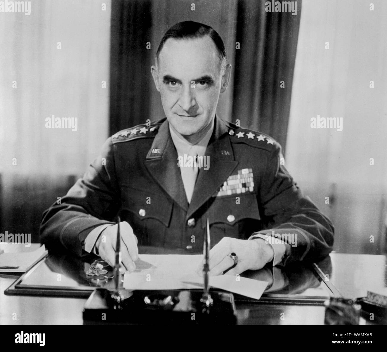 Blocco di Berlino 1948. Una grave crisi durante la guerra fredda. Unione sovietica ha bloccato l'entrata in Berlino Ovest. Tutti i materiali di consumo sono state flewn in dalle forze alleate. Lucio D. argilla (1897-1978) Generale in aviazione statunitense, più noto per la sua amministrazione della Germania subito dopo la II Guerra Mondiale, e responsabile per l'organizzazione di uno dei mondi più esteso di logistica di trasporto alimenta il ponte aereo di Berlino Ovest 1948 Foto Stock