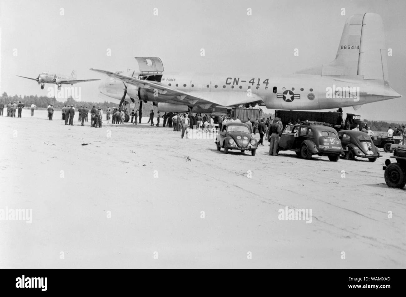 Blocco di Berlino 1948. Una grave crisi durante la guerra fredda. Unione sovietica ha bloccato l'entrata in Berlino Ovest. Tutti i materiali di consumo sono state flewn in dalle forze alleate. Un U.S. Air Force per il trasporto aereo militare Service Douglas C-74 Globemaster sul terreno presso la Royal Air Force britannica airfield, RAF Gatow durante il ponte aereo di Berlino nel 1948. Foto Stock