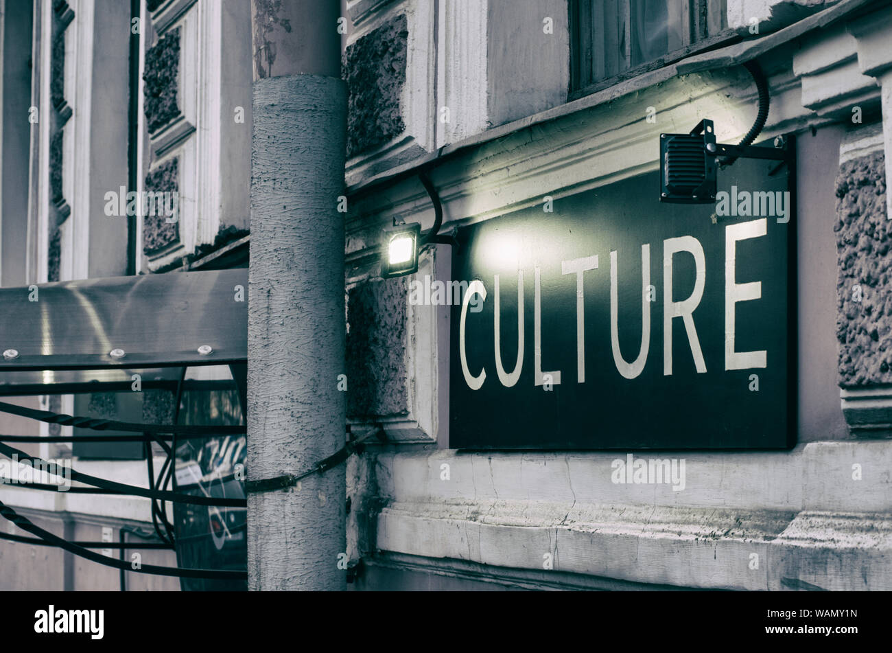Cartello con la scritta "cultura" non è un marchio sulla facciata del palazzo di San Pietroburgo Foto Stock