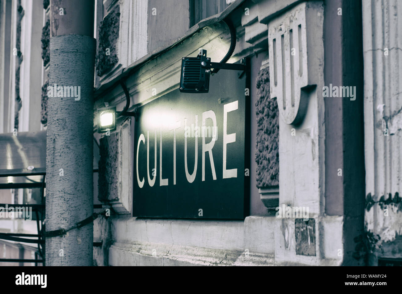 Cartello con la scritta "cultura" non è un marchio sulla facciata del palazzo di San Pietroburgo Foto Stock