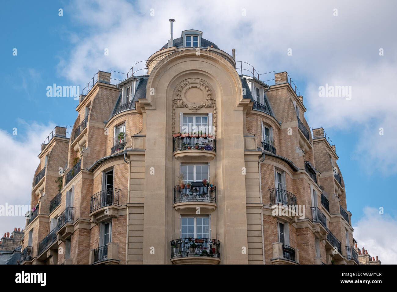 Un edificio in stile tipico parigino facciata con le sue finestre e balcone Foto Stock