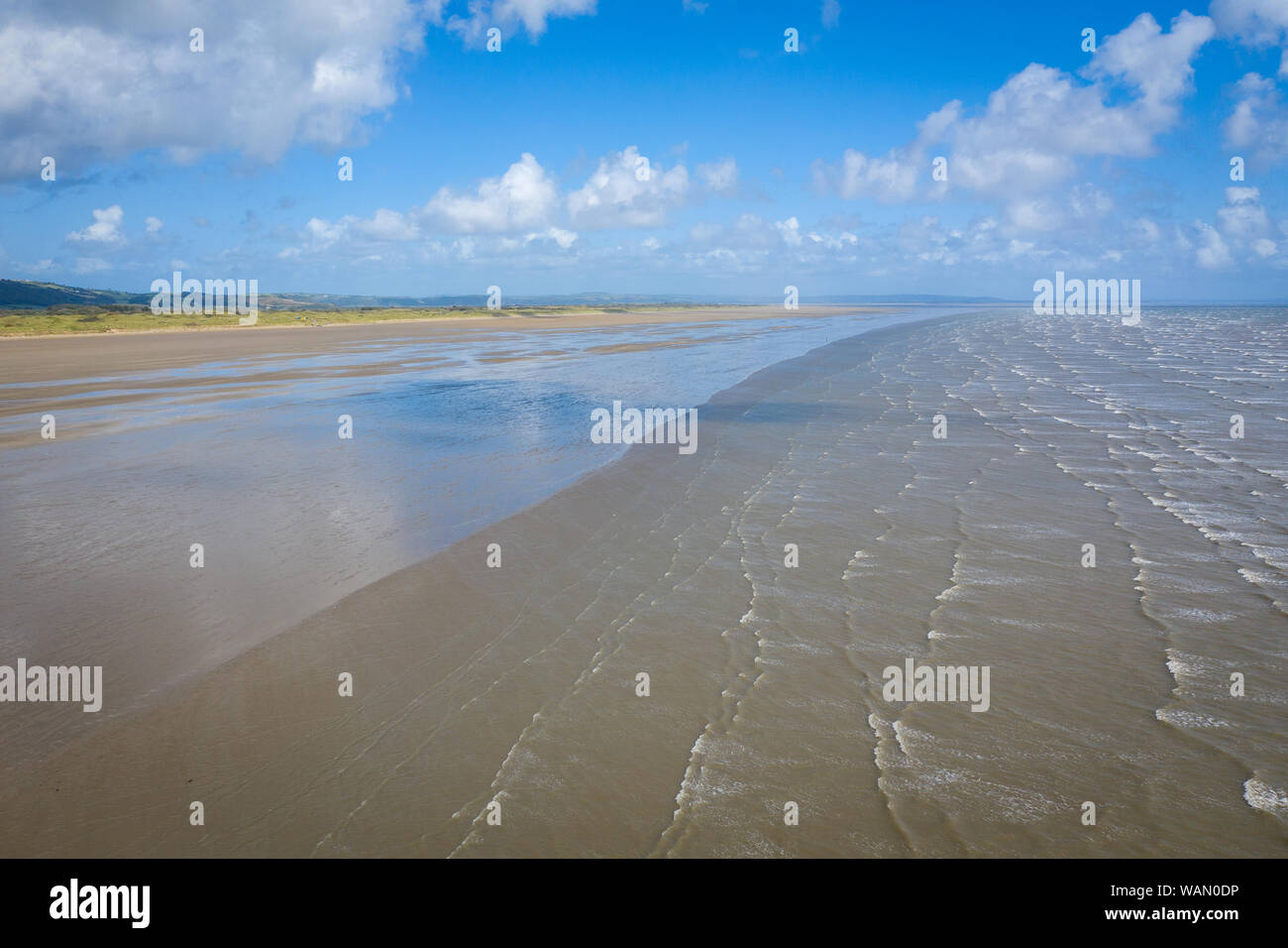 Pendine Sands a 7 miglio di lunghezza di spiaggia sulle rive della baia di Carmarthen Wales UK Europa Foto Stock