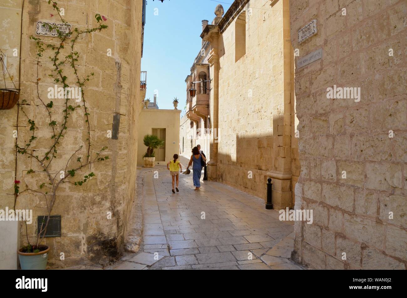 Rabat e Mdina turisti a piedi attraverso le stradine e i vicoli di malta Foto Stock