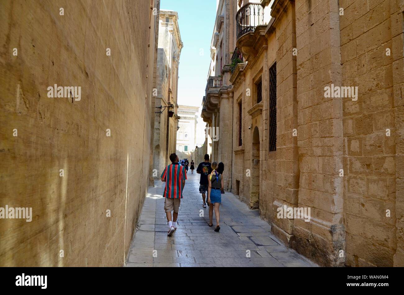 Rabat e Mdina turisti a piedi attraverso le stradine e i vicoli di malta Foto Stock