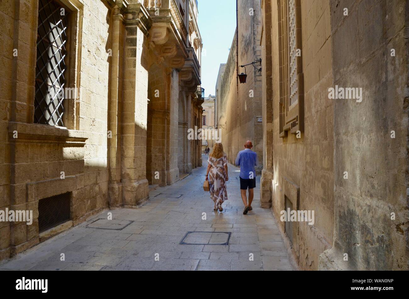 Rabat e Mdina turisti a piedi attraverso le stradine e i vicoli di malta Foto Stock