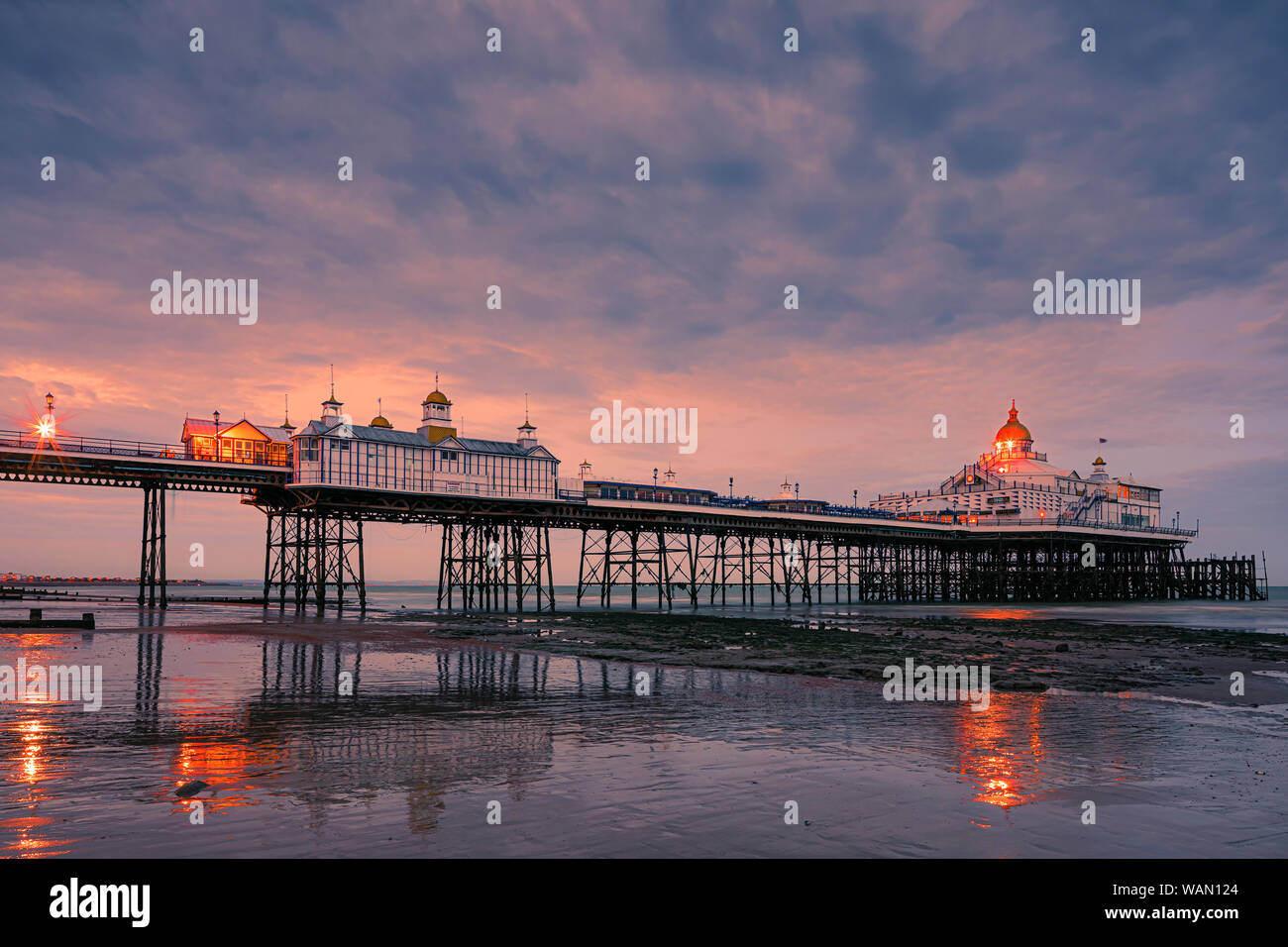 Eastbourne Pier è un piacere sul mare dal molo di Eastbourne, East Sussex, sulla costa sud dell'Inghilterra. Foto Stock