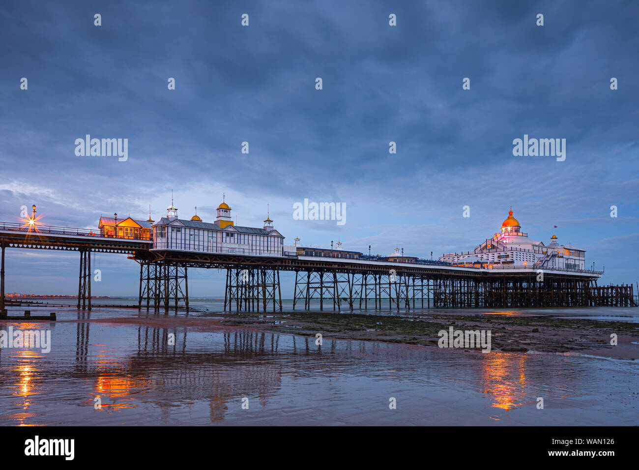 Eastbourne Pier è un piacere sul mare dal molo di Eastbourne, East Sussex, sulla costa sud dell'Inghilterra. Foto Stock