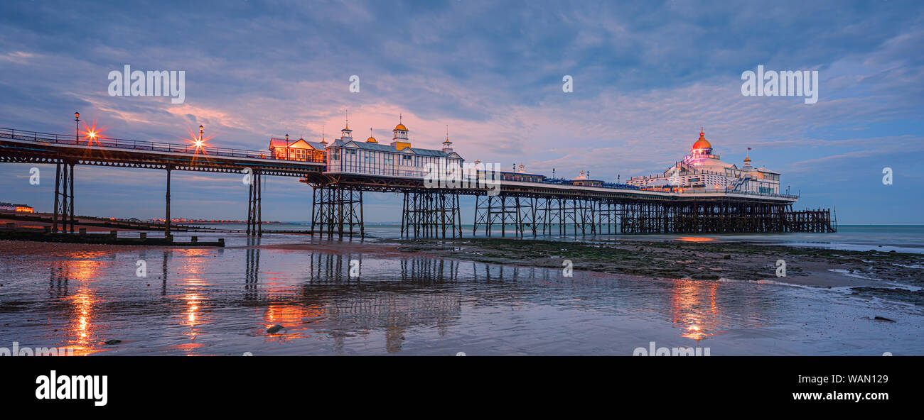 Eastbourne Pier è un piacere sul mare dal molo di Eastbourne, East Sussex, sulla costa sud dell'Inghilterra. Foto Stock