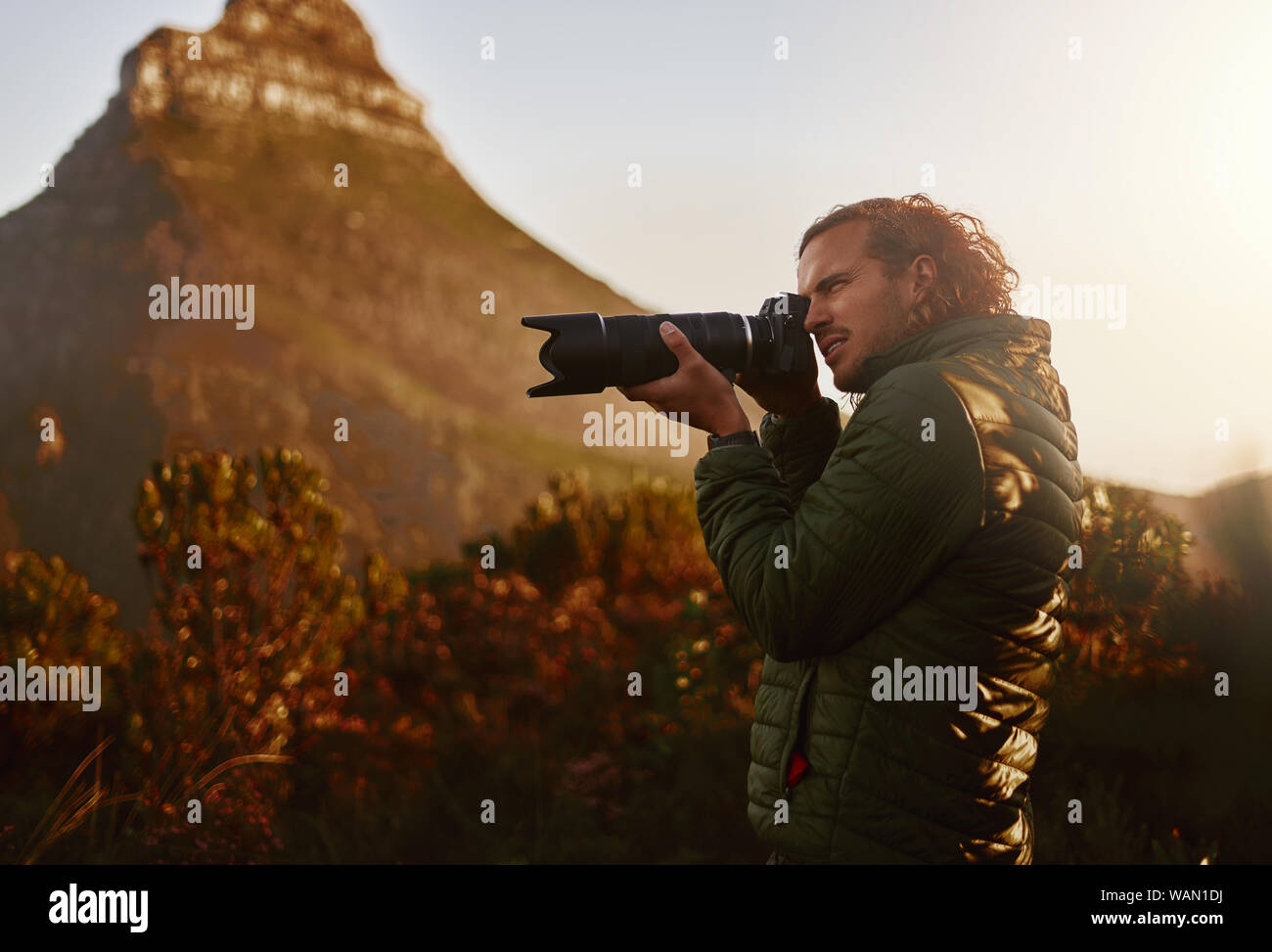 Natura professionale Wildlife Photographer di scattare foto sulla fotocamera Foto Stock