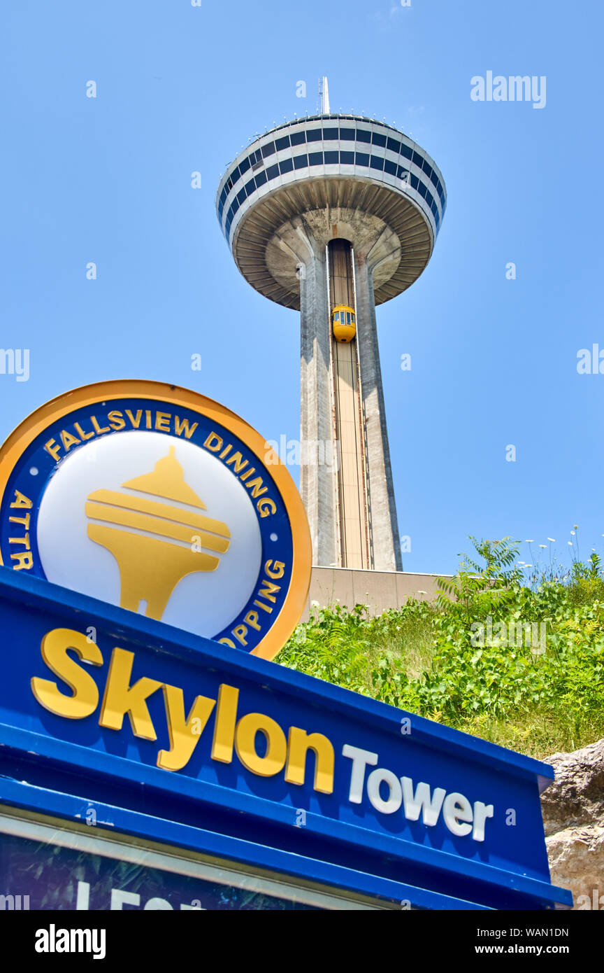 Cascate DEL NIAGARA, CANADA - Luglio 25, 2019: la Torre Skylon sul giorno di estate a Niagara Falls, a. Skylon Tower è una torre di osservazione con ampie vedute Foto Stock