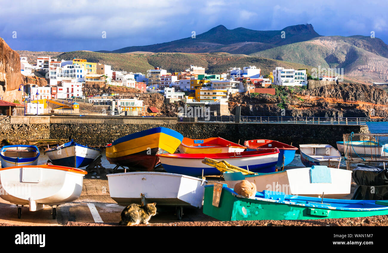 Tradizionale di Puerto de Sardina village,vista con imbarcazioni,case colorate e montagne,Gran Canaria,Spagna. Foto Stock