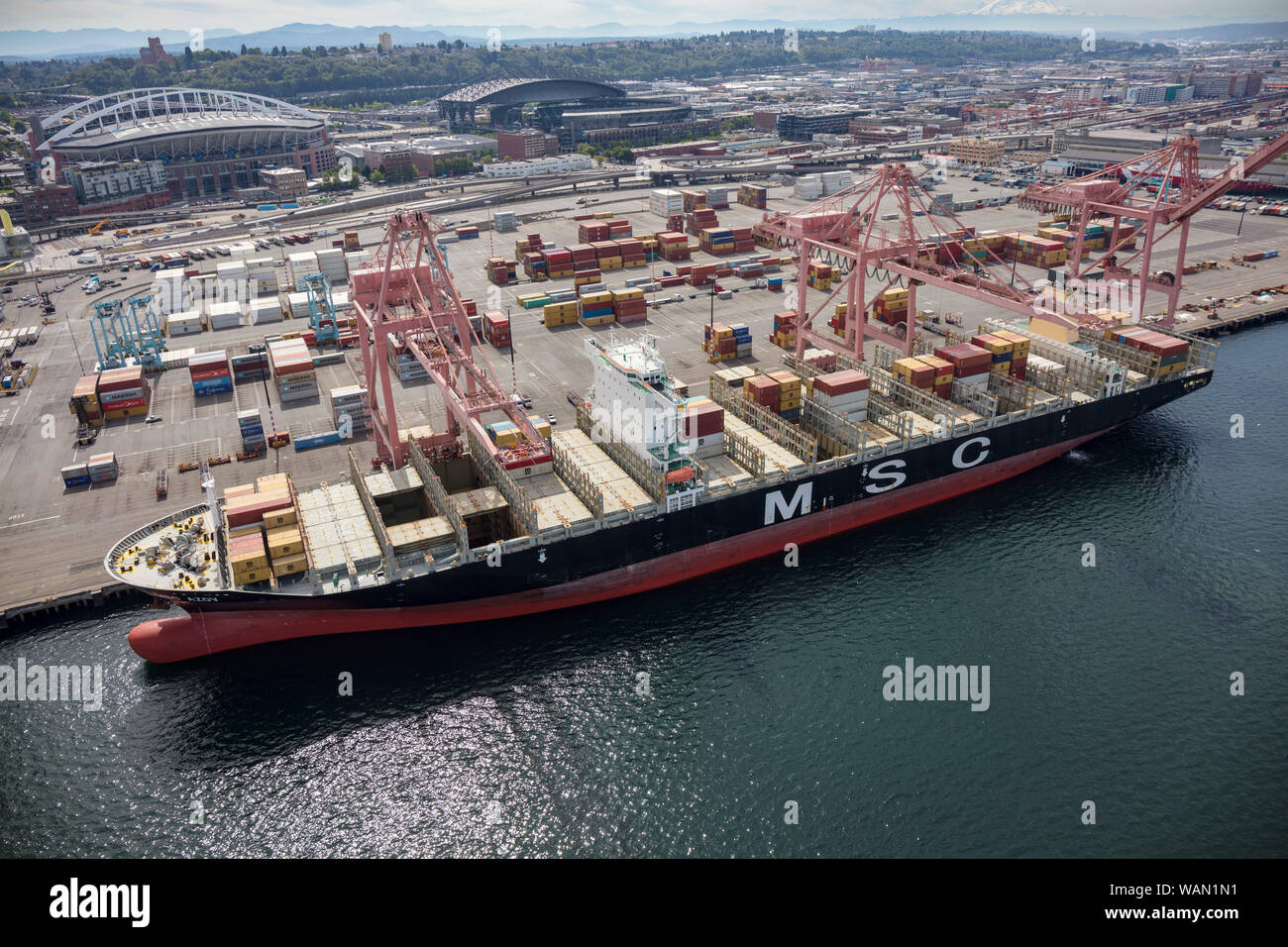 Vista aerea del contenitore nave MSC Azov Valletta, Malta ad area industriale di SoDo, Seattle, nello Stato di Washington, USA Foto Stock